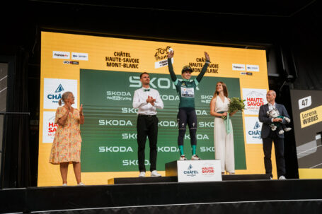Final del Tour de Femmes avec Zwift: el nuevo trofeo de diseño de Škoda conmemora el 130 aniversario de la marca