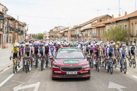 La Vuelta 2025 tendrá la flota más sostenible de su historia gracias a  Škoda