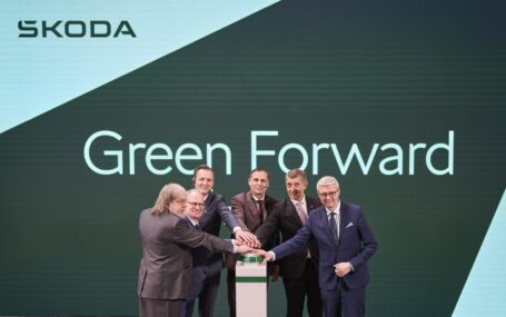 Imagen Škoda inaugura una nueva planta de ensamblaje de baterías, convirtiéndose en el mayor fabricante de baterías para vehículos eléctricos (BEV) del Grupo Volkswagen y en un pilar esencial de su estrategia de electrificación