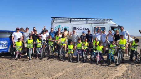 Bicis para la vida y Škoda llevan a cabo una entrega solidaria de bicicletas en una comunidad nómada de Merzouga