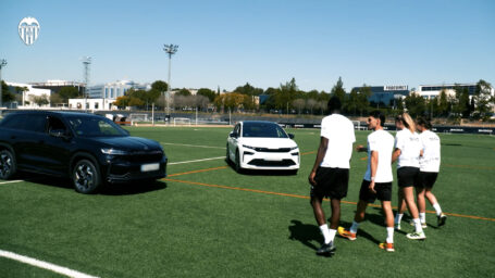 Imagen Škoda renueva la flota oficial del Valencia CF con los nuevos Enyaq Coupé y Kodiaq