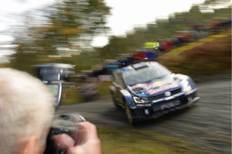 DOS POLO R WRC AL FRENTE, PROMETEDOR INICIO DE VOLKSWAGEN EN EL RALLYE DE GRAN BRETAÑA