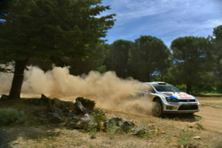 VOLKSWAGEN LIDERA EL RALLYE DE ITALIA TRAS UN INICIO DEMOLEDOR