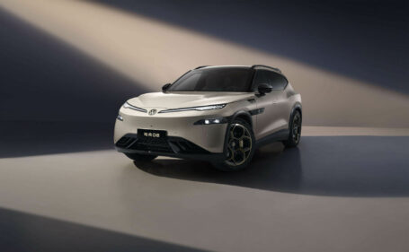 Hito de la estrategia «En China, para China»: sale de la línea de producción el primer automóvil desarrollado conjuntamente por Volkswagen y XPENG